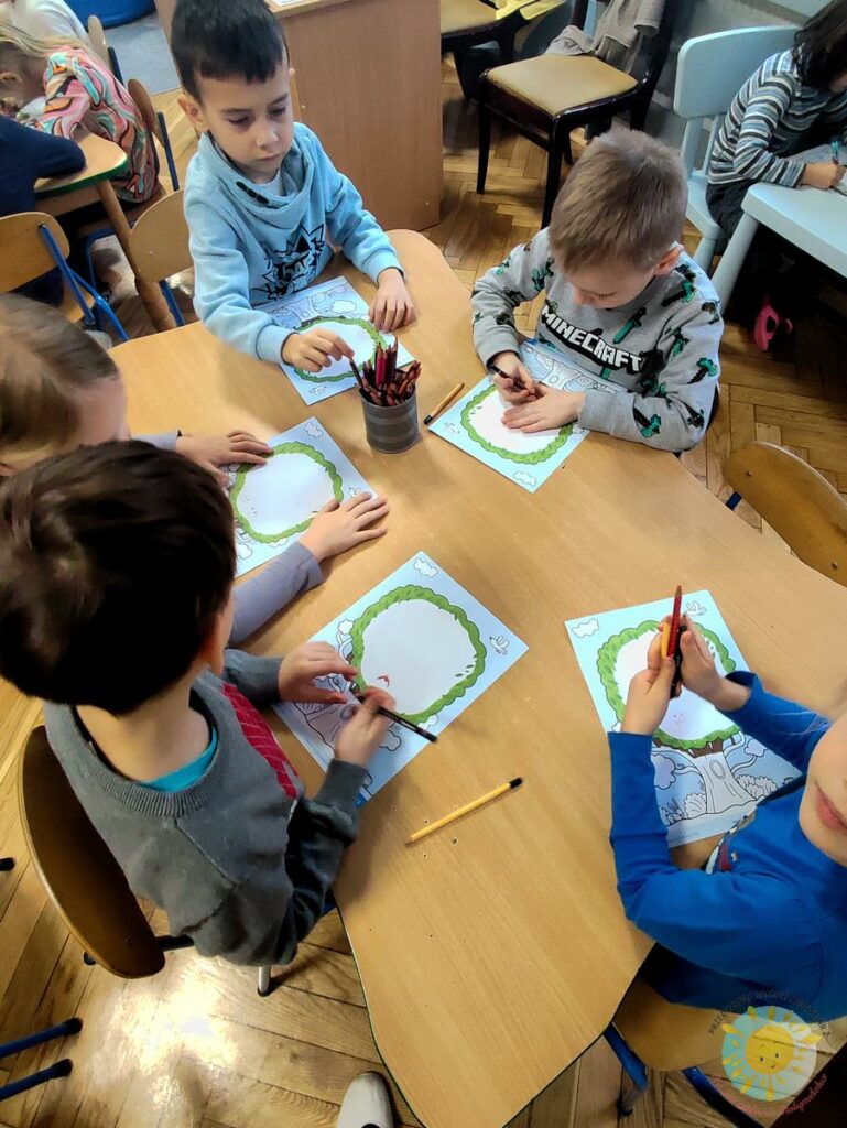 Dzieci biorący udział w zajęciach prowadzonych przez studentki - Przedszkole Samorządowe Nr 2 Pod Słonkiem w Białymstoku
