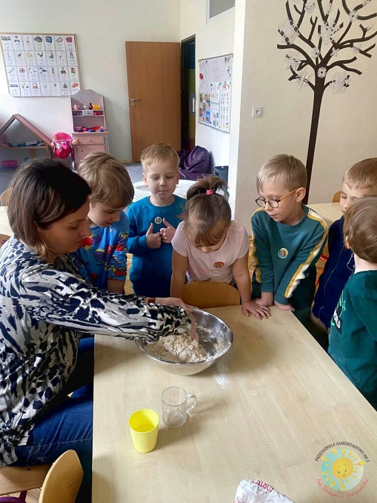 Dzieci z przedszkola i pani wyrabiają masę solną - Przedszkole Samorządowe Nr 2 Pod Słonkiem w Białymstoku