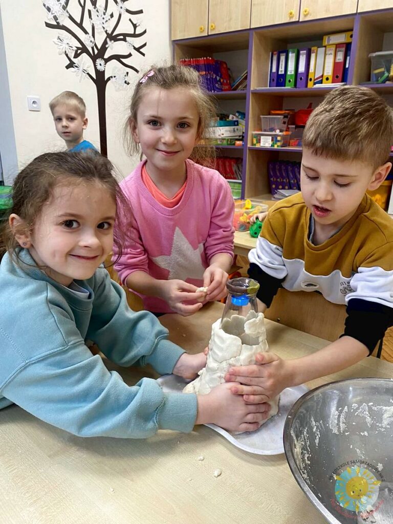 Dzieci z przedszkola tworzą prehistoryczną wyspę - Przedszkole Samorządowe Nr 2 Pod Słonkiem w Białymstoku