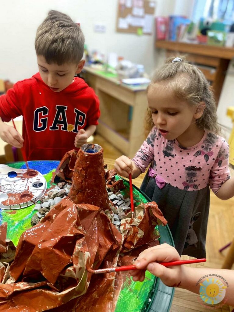 Dzieci z przedszkola tworzą prehistoryczną wyspę - Przedszkole Samorządowe Nr 2 Pod Słonkiem w Białymstoku