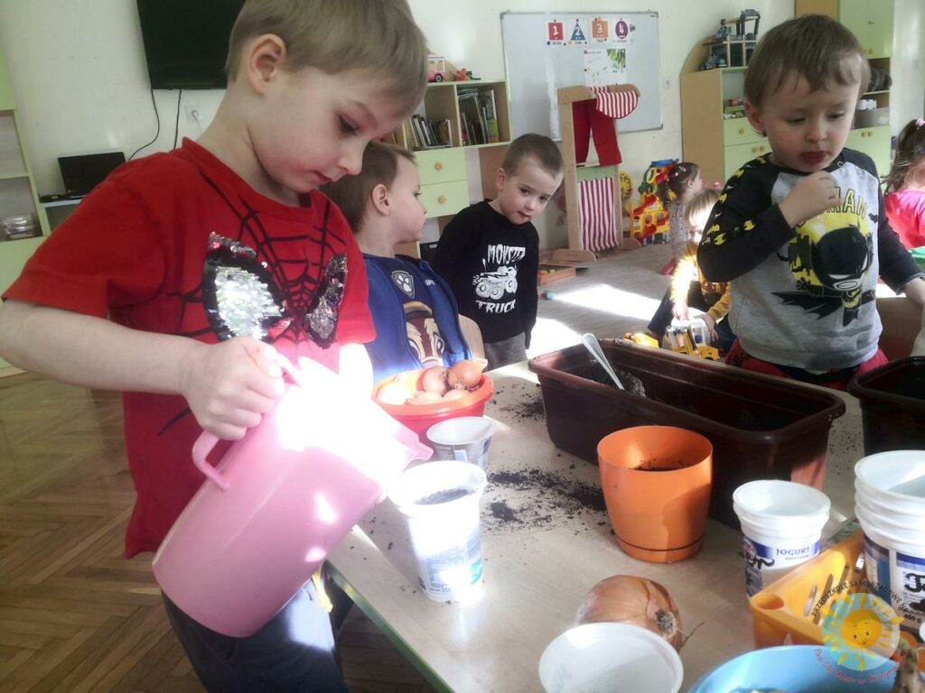 Dzieci w przedszkolu przygotowują donice do sadzonek - Przedszkole Samorządowe Nr 2 Pod Słonkiem w Białymstoku