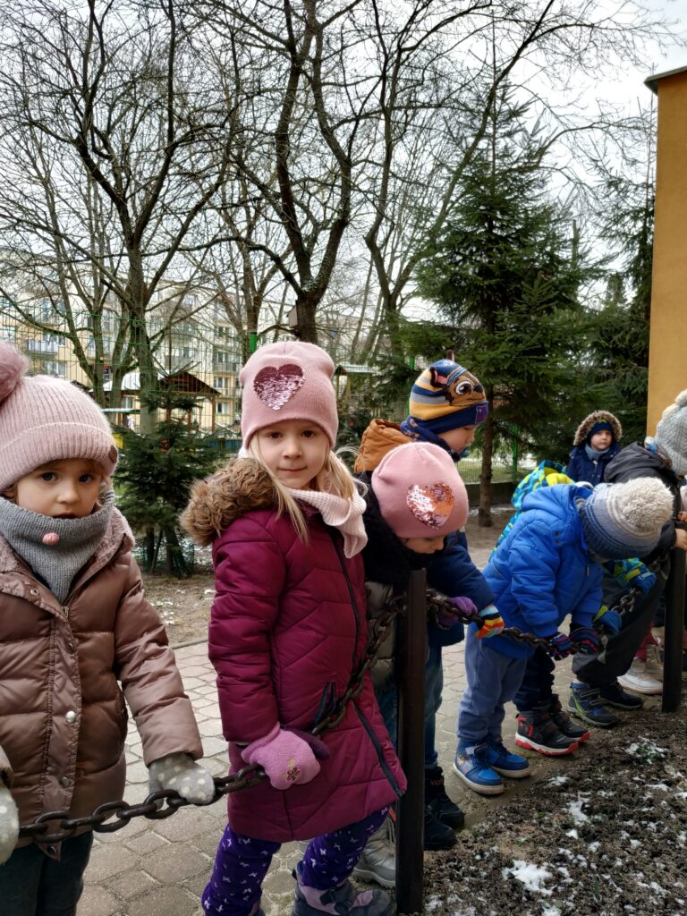 Dzieci obserwują przebiśniegi - Przedszkole Samorządowe Nr 2 Pod Słonkiem w Białymstoku