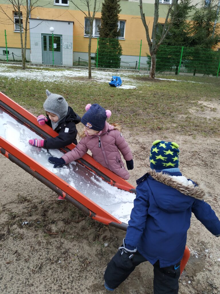 Dzieci bawią się na przedszkolnym placu zabaw - Przedszkole Samorządowe Nr 2 Pod Słonkiem w Białymstoku