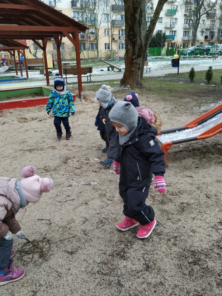 Dzieci bawią się na przedszkolnym placu zabaw - Przedszkole Samorządowe Nr 2 Pod Słonkiem w Białymstoku