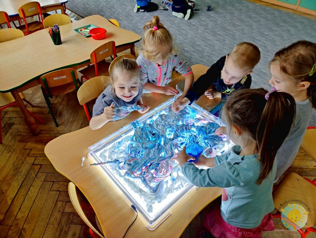 Dzieci z przedszkola bawią się panelem świetlnym - Przedszkole Samorządowe Nr 2 Pod Słonkiem w Białymstoku