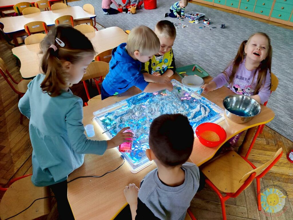 Dzieci z przedszkola bawią się panelem świetlnym - Przedszkole Samorządowe Nr 2 Pod Słonkiem w Białymstoku