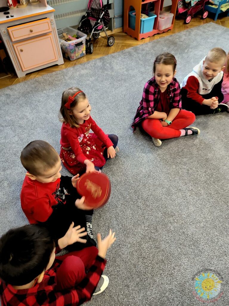 Dzieci siedzą na dywanie w sali przedszkolnej - Przedszkole Samorządowe Nr 2 Pod Słonkiem w Białymstoku