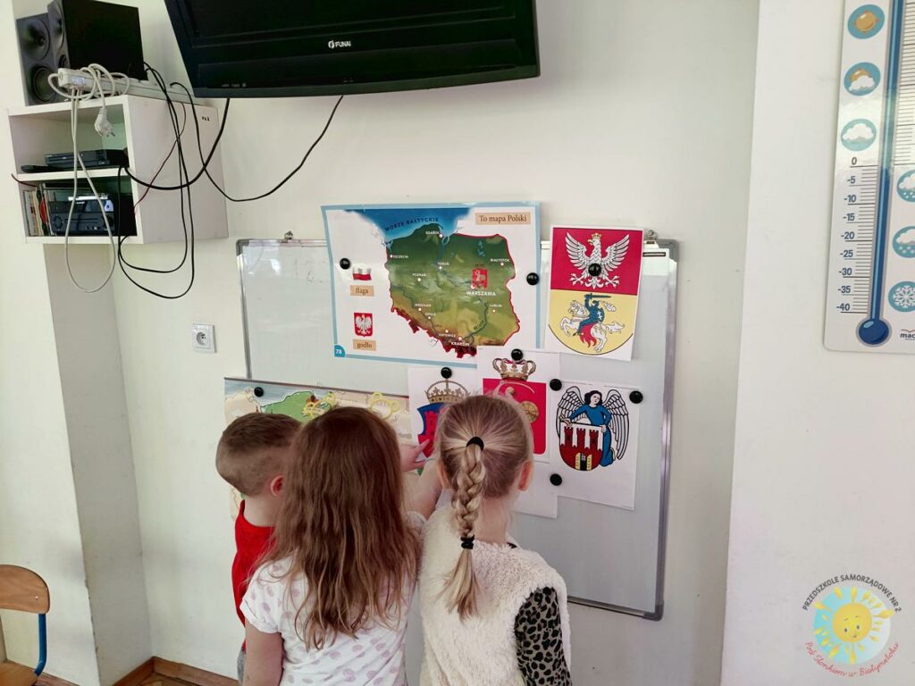 Dzieci stoją przy tablicy - Przedszkole Samorządowe Nr 2 Pod Słonkiem w Białymstoku