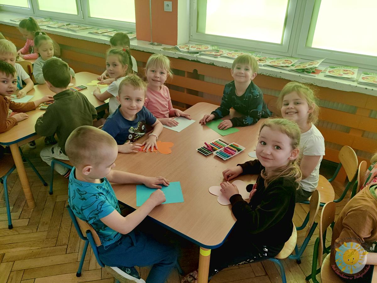Dzieci siedzą przy stole i wykonują pracę plastyczną - Przedszkole Samorządowe Nr 2 Pod Słonkiem w Białymstoku