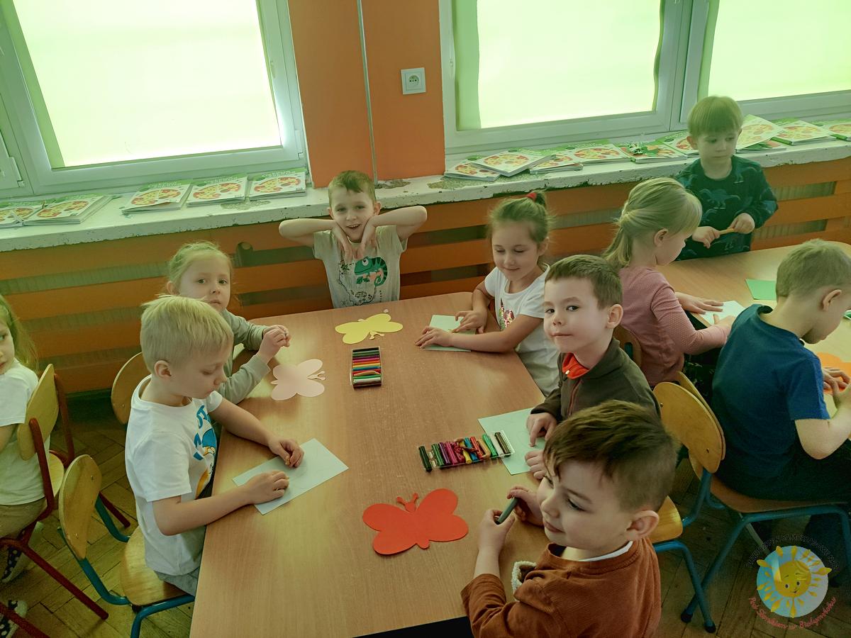 Dzieci siedzą przy stole i wykonują pracę plastyczną - Przedszkole Samorządowe Nr 2 Pod Słonkiem w Białymstoku