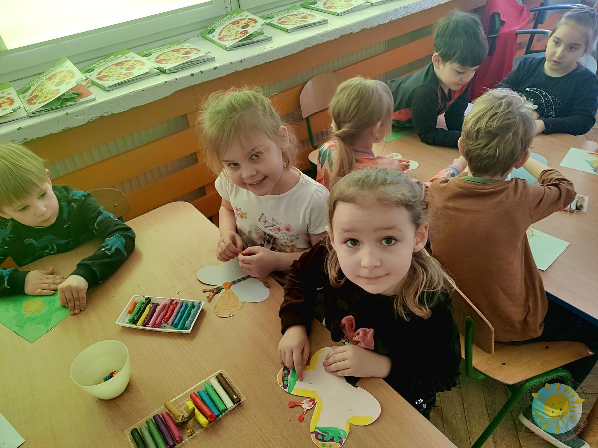 Dzieci siedzą przy stole i wykonują place na zajęciach plastycznych - Przedszkole Samorządowe Nr 2 Pod Słonkiem w Białymstoku