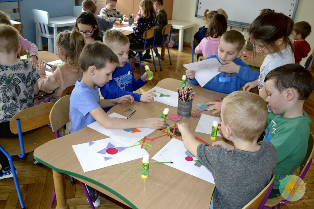 Dzieci biorą udział w zajęciach ze studentką, a przy tym wykonują jej polecenia - Przedszkole Samorządowe Nr 2 Pod Słonkiem w Białymstoku