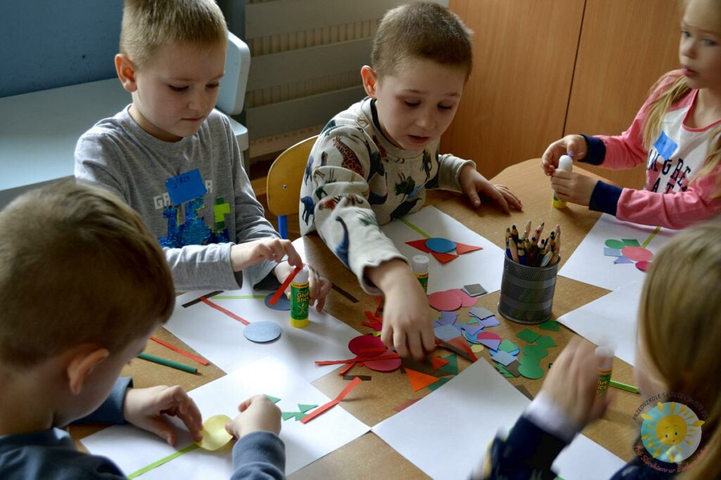Dzieci biorą udział w zajęciach ze studentką, a przy tym wykonują jej polecenia - Przedszkole Samorządowe Nr 2 Pod Słonkiem w Białymstoku