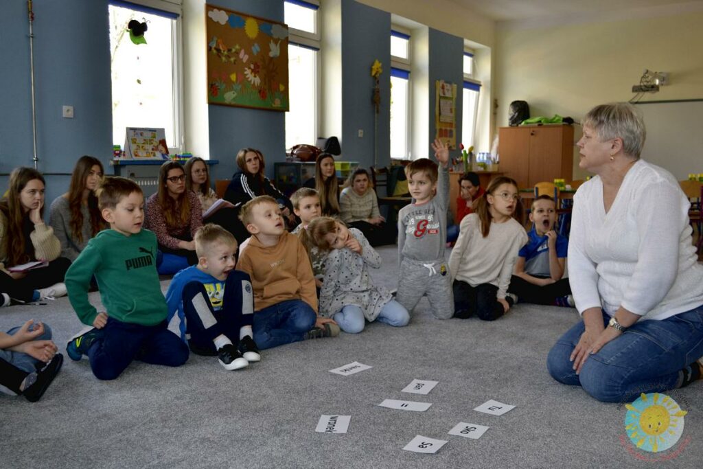 Dzieci biorą udział w zajęciach - Przedszkole Samorządowe Nr 2 Pod Słonkiem w Białymstoku