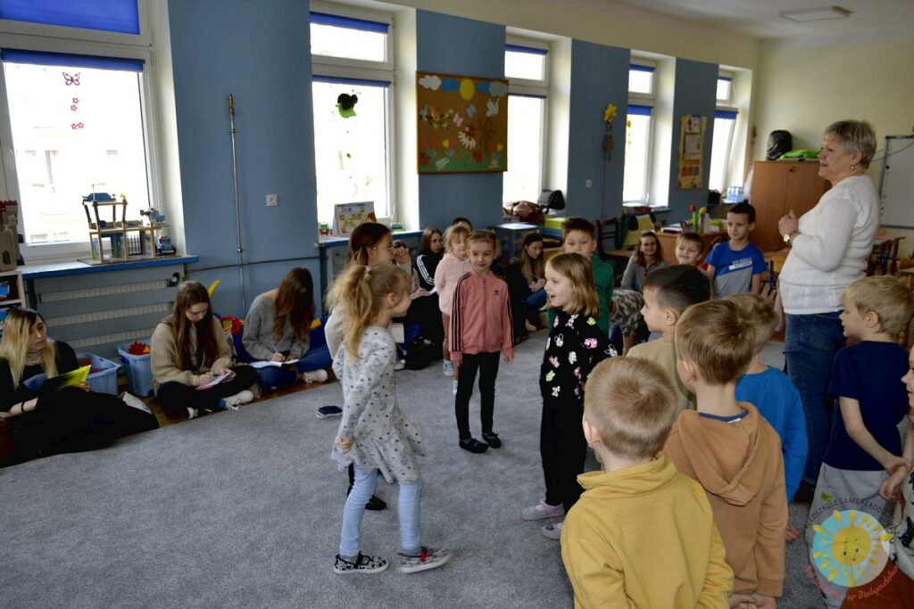 Dzieci biorą udział w zajęciach - Przedszkole Samorządowe Nr 2 Pod Słonkiem w Białymstoku