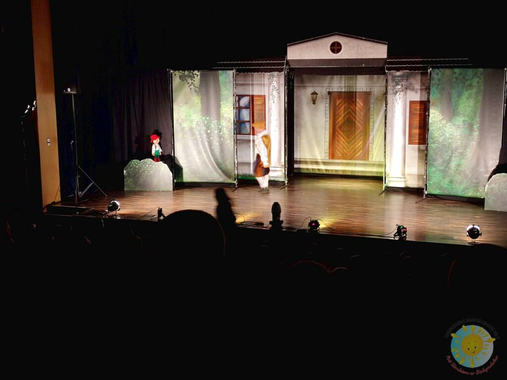 Scena przedstawienia teatralnego, na której znajdują się aktorzy - Przedszkole Samorządowe Nr 2 Pod Słonkiem w Białymstoku