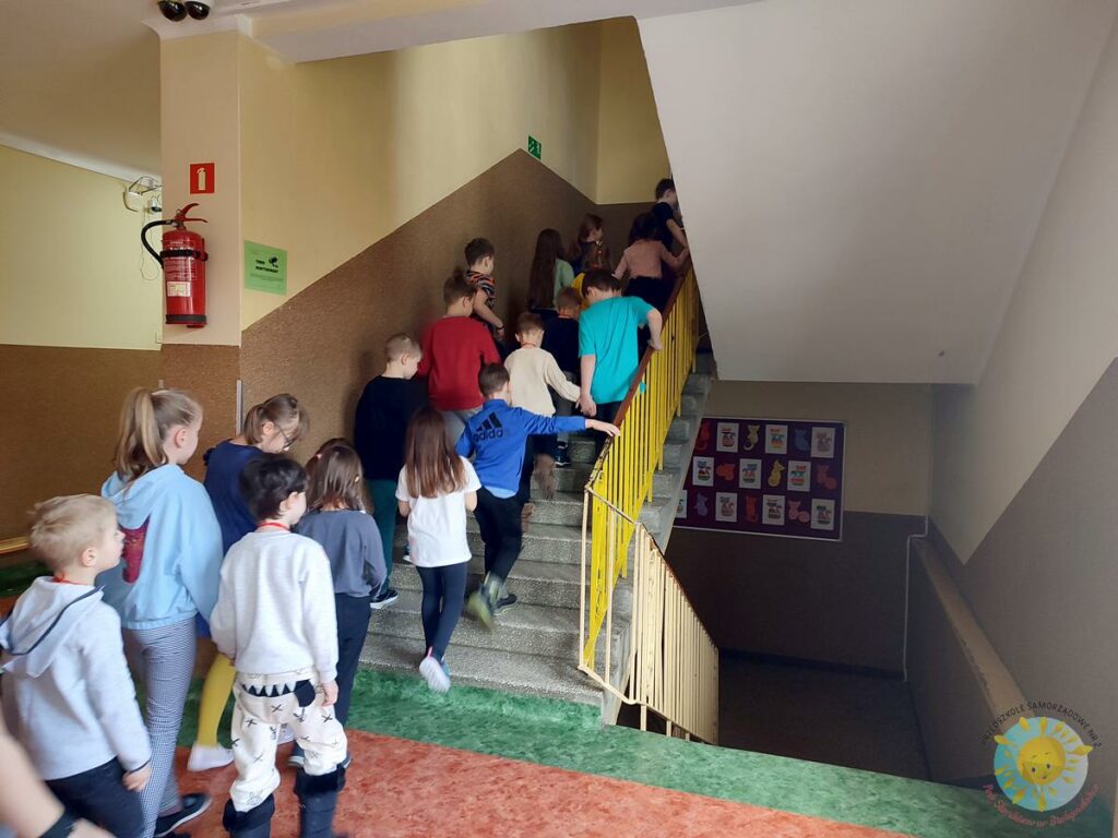 Uczniowie przedszkola zwiedzają budynek szkoły podstawowej - Przedszkole Samorządowe Nr 2 Pod Słonkiem w Białymstoku