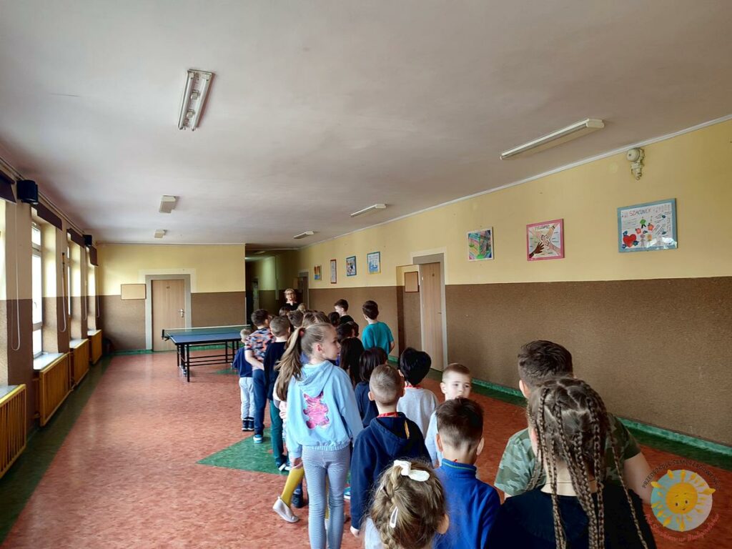 Uczniowie przedszkola zwiedzają budynek szkoły podstawowej - Przedszkole Samorządowe Nr 2 Pod Słonkiem w Białymstoku