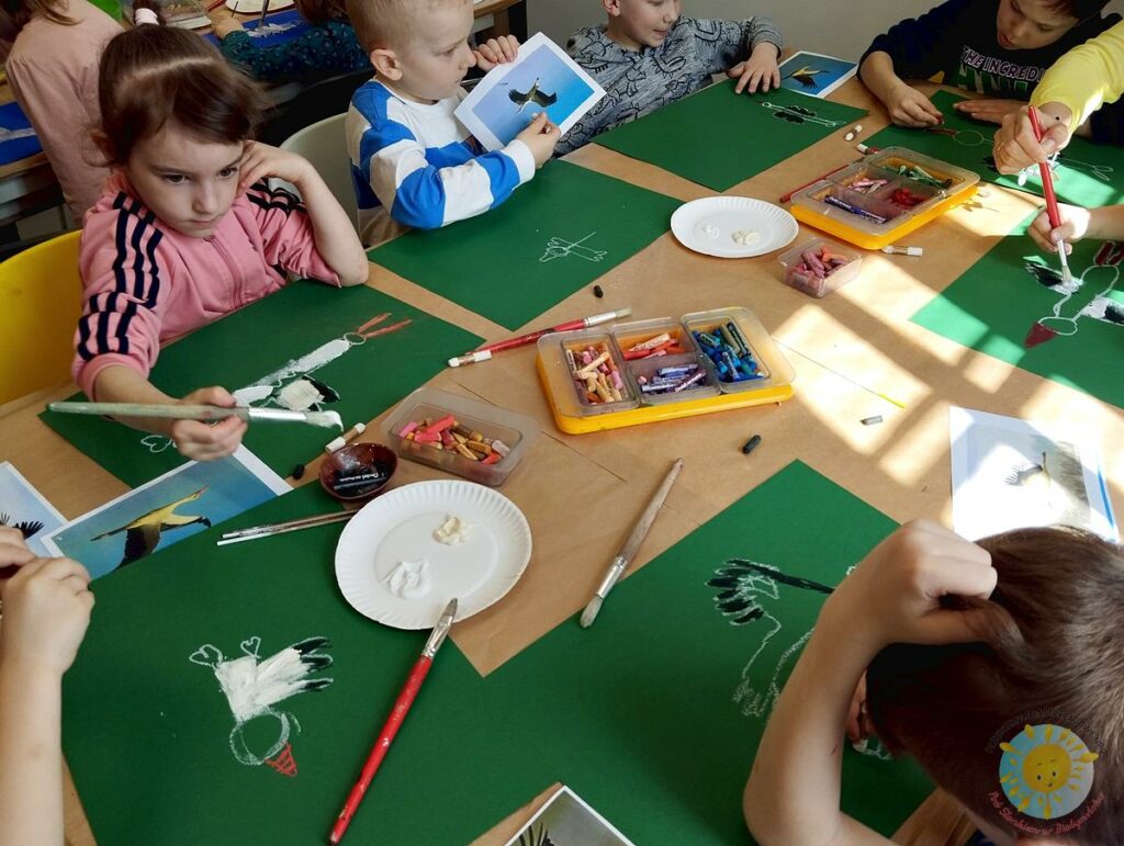 Malujące dzieci, siedzące przy stołach - Przedszkole Samorządowe Nr 2 Pod Słonkiem w Białymstoku