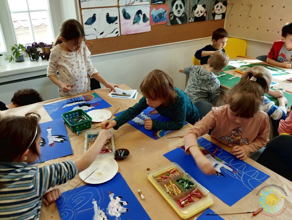 Malujące dzieci, siedzące przy stołach - Przedszkole Samorządowe Nr 2 Pod Słonkiem w Białymstoku