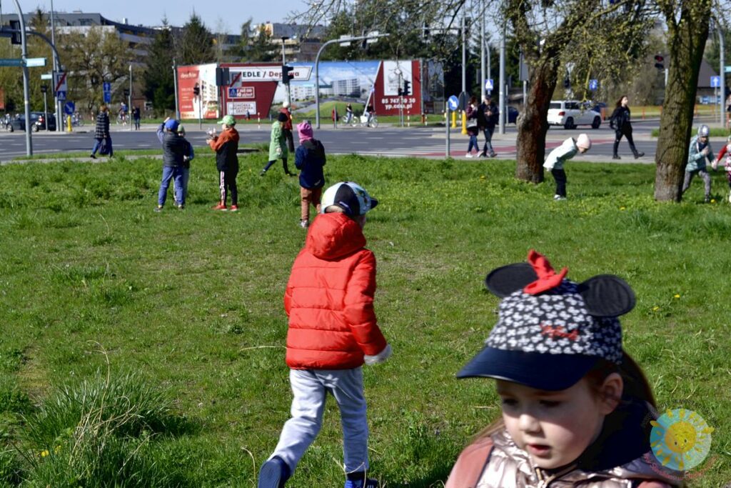Dzieci sprzątają ze śmieci trawnik - Przedszkole Samorządowe Nr 2 Pod Słonkiem w Białymstoku