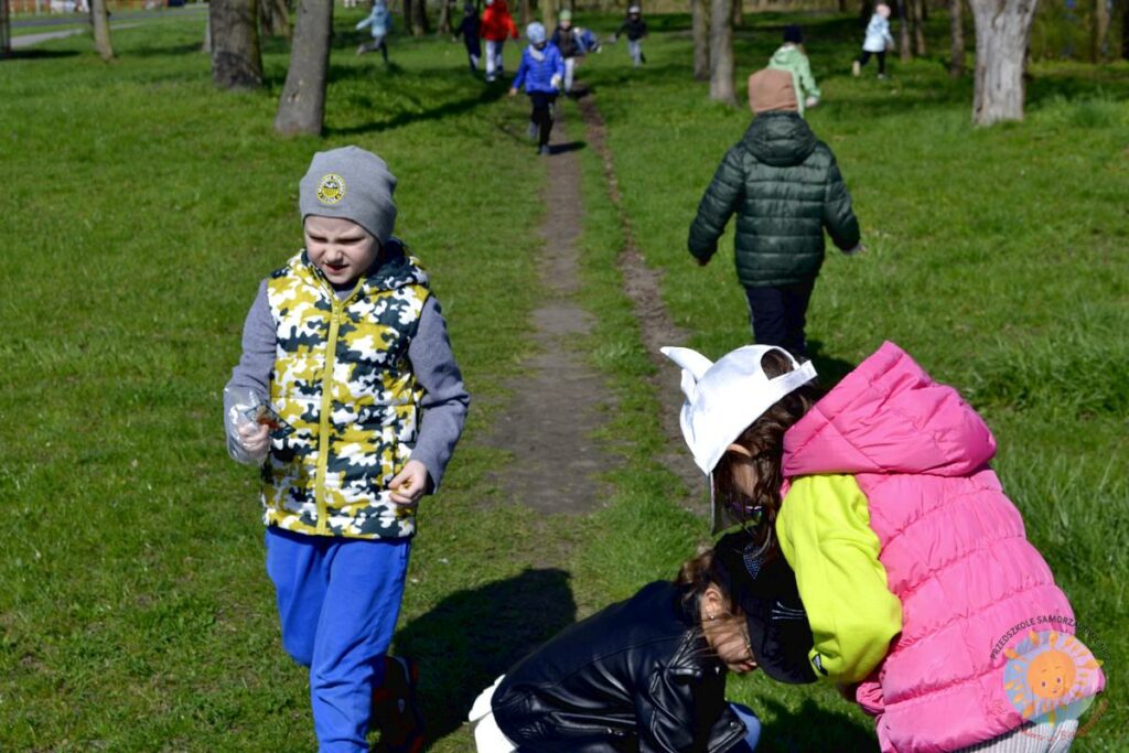Dzieci sprzątają ze śmieci trawnik - Przedszkole Samorządowe Nr 2 Pod Słonkiem w Białymstoku
