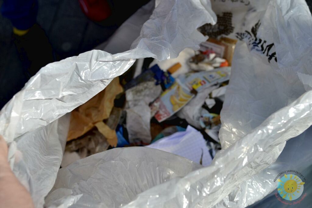 Worek pełen śmieci - Przedszkole Samorządowe Nr 2 Pod Słonkiem w Białymstoku