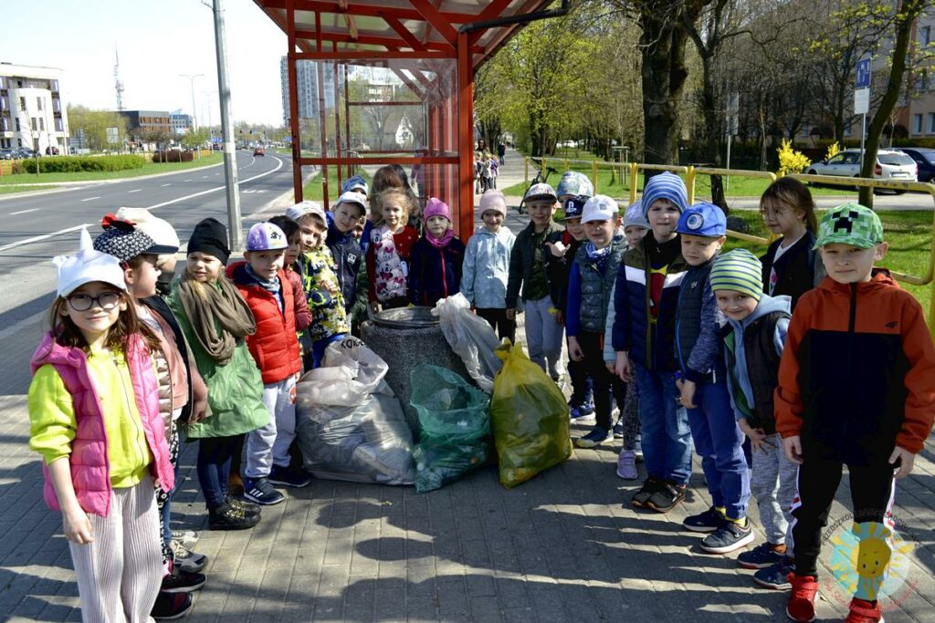 Dzieci z trzema workami wypchanymi śmieciami - Przedszkole Samorządowe Nr 2 Pod Słonkiem w Białymstoku