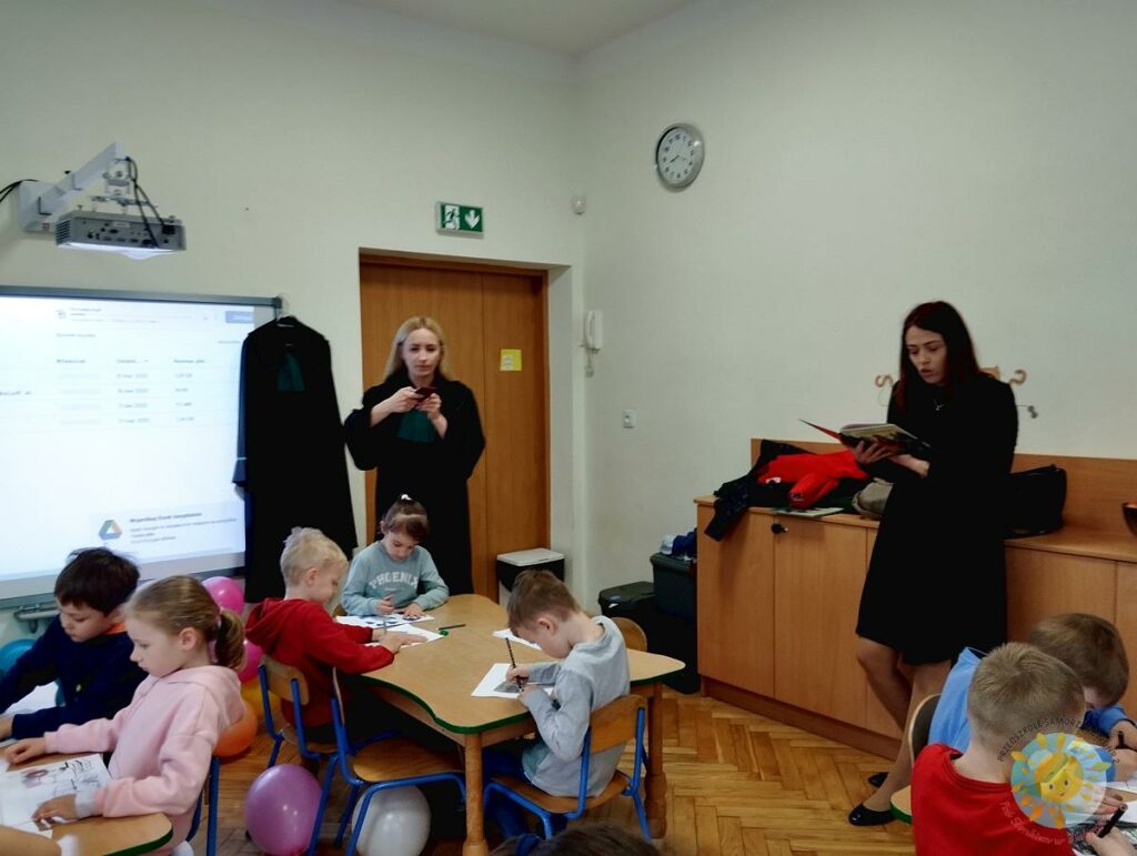 Dzieci uczestniczą w zajęciach z czytania książek przez mamy - Przedszkole Samorządowe Nr 2 Pod Słonkiem w Białymstoku