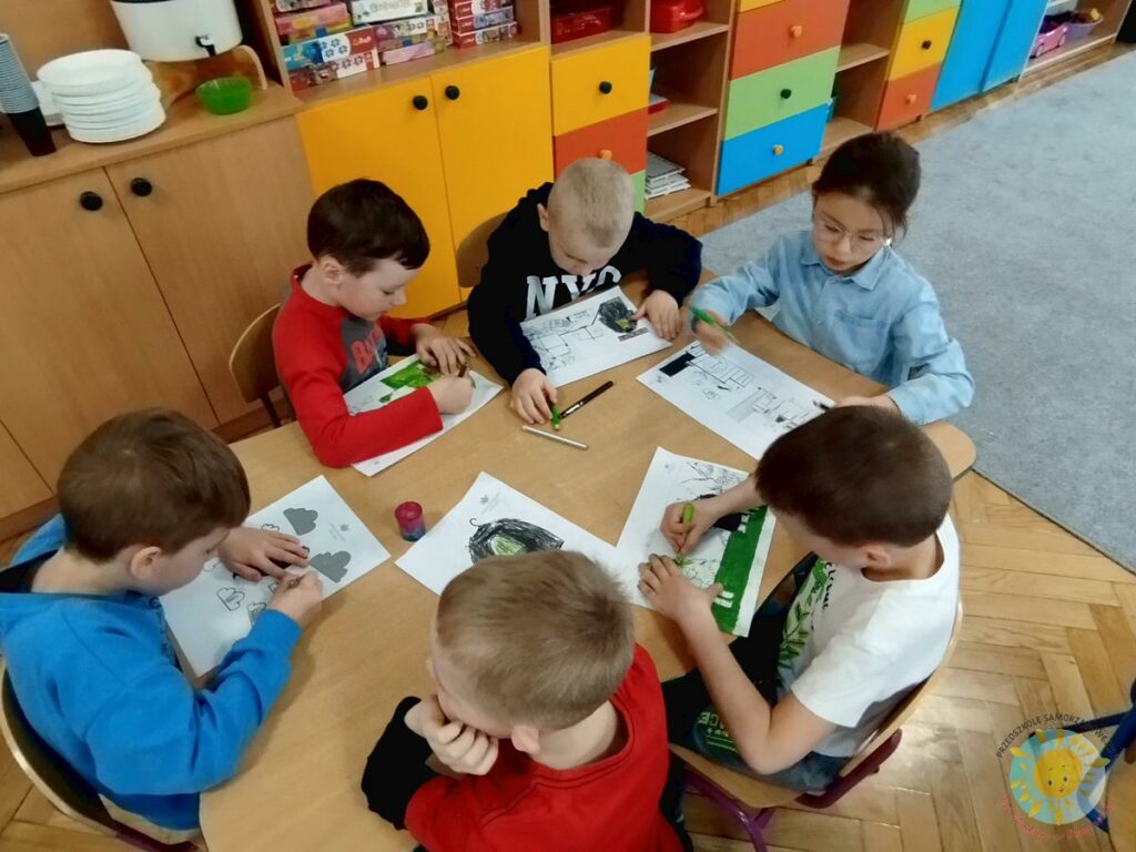 Dzieci uczestniczą w zajęciach z czytania książek przez mamy - Przedszkole Samorządowe Nr 2 Pod Słonkiem w Białymstoku