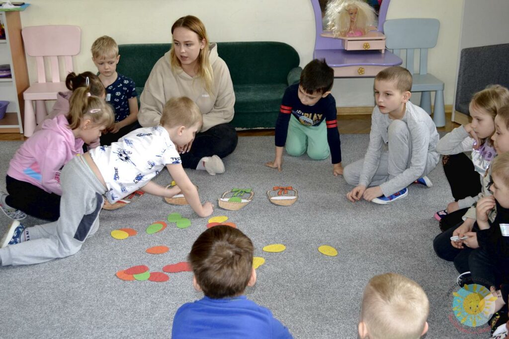 Dzieci biorą udział w zajęciach wielkanocnych ze studentką - Przedszkole Samorządowe Nr 2 Pod Słonkiem w Białymstoku