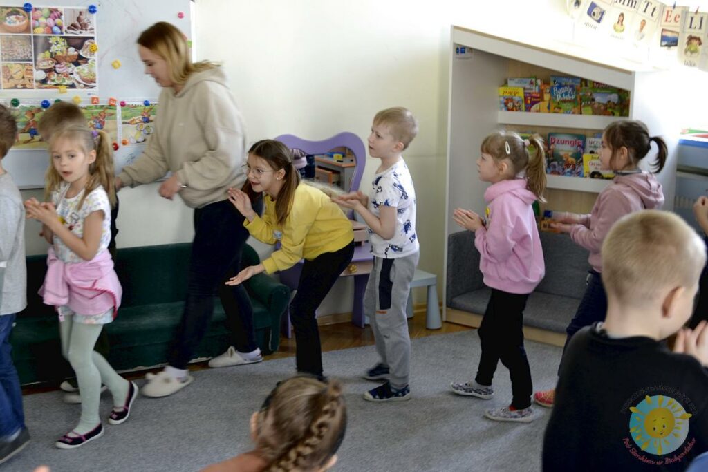 Dzieci biorą udział w zajęciach wielkanocnych ze studentką - Przedszkole Samorządowe Nr 2 Pod Słonkiem w Białymstoku