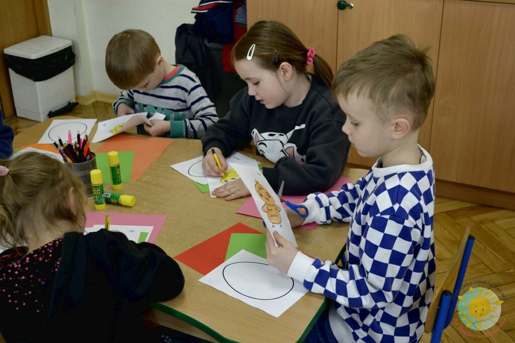 Dzieci wykonują prace plastyczną o tematyce wielkanocnej - Przedszkole Samorządowe Nr 2 Pod Słonkiem w Białymstoku