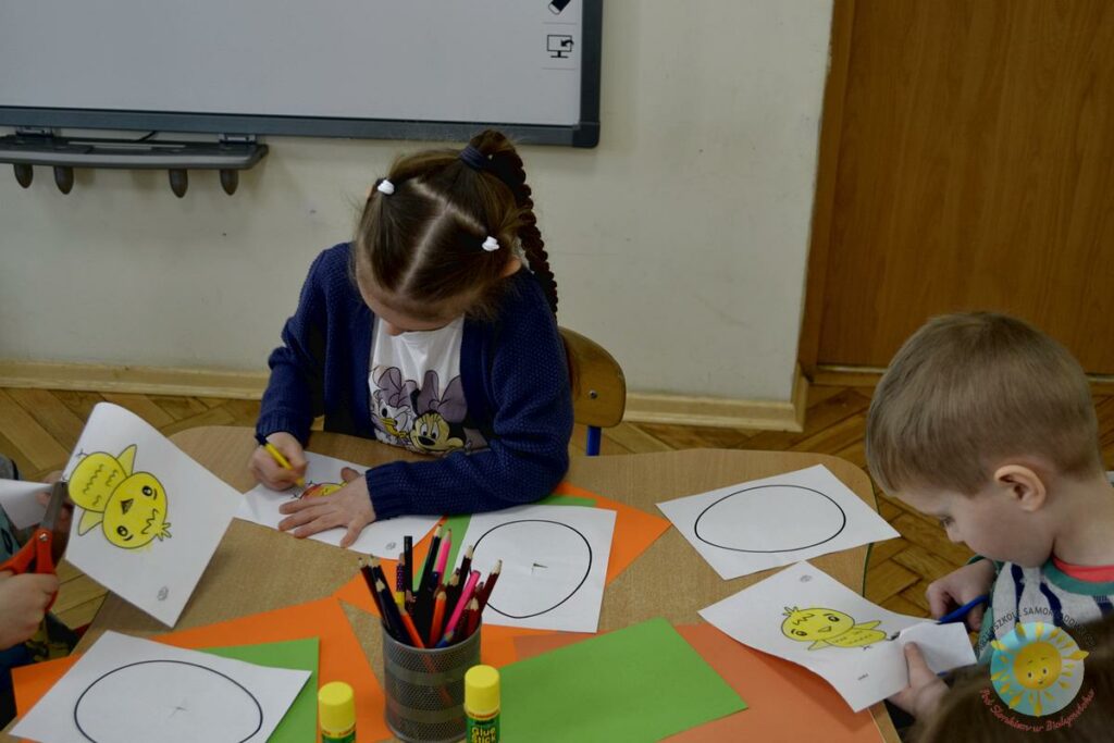 Dzieci wykonują prace plastyczną o tematyce wielkanocnej - Przedszkole Samorządowe Nr 2 Pod Słonkiem w Białymstoku