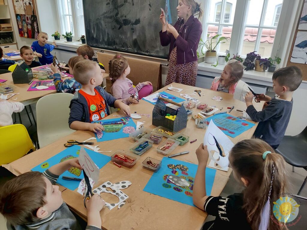 Dzieci siedzą przy stole i wykonują plastyczną pracę - Przedszkole Samorządowe Nr 2 Pod Słonkiem w Białymstoku