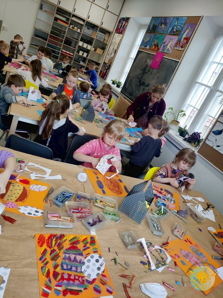 Dzieci siedzą przy stole i wykonują plastyczną pracę - Przedszkole Samorządowe Nr 2 Pod Słonkiem w Białymstoku