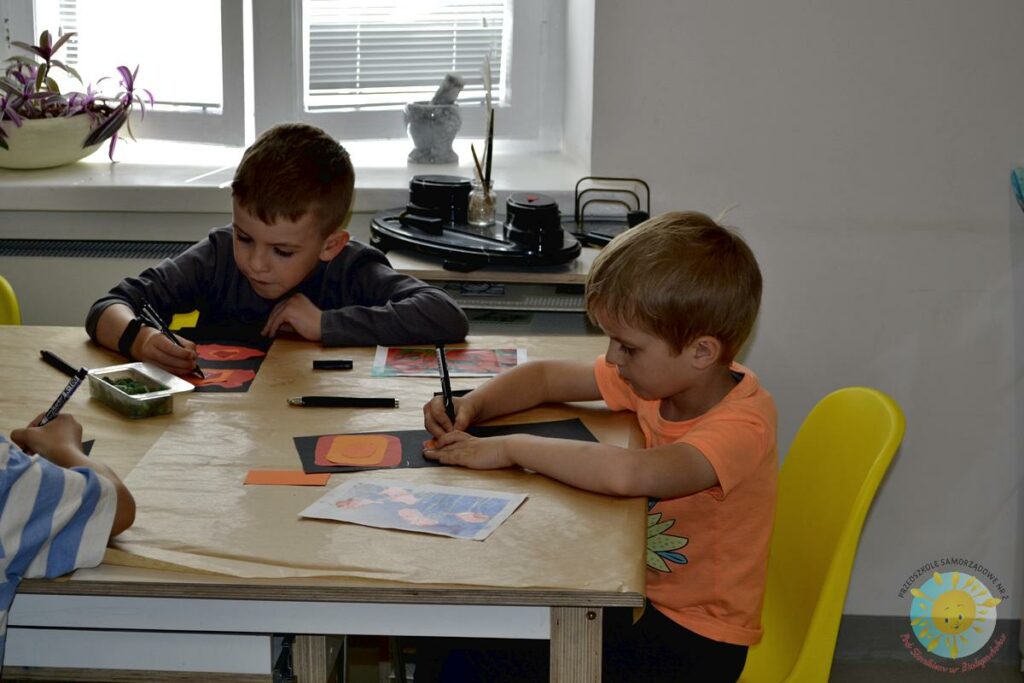 Dzieci tworzą pracę na zajęciach plastycznych - Przedszkole Samorządowe Nr 2 Pod Słonkiem w Białymstoku
