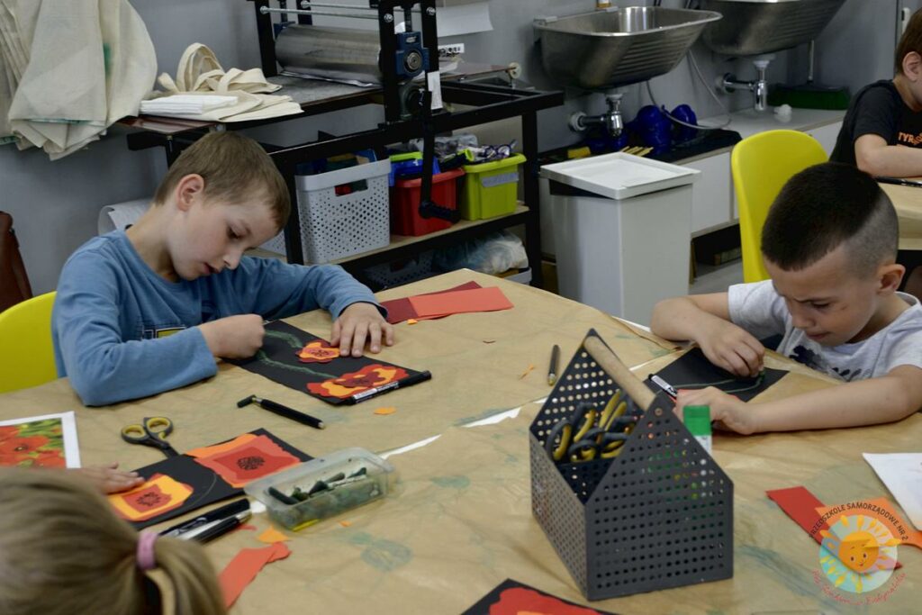 Dzieci tworzą pracę na zajęciach plastycznych - Przedszkole Samorządowe Nr 2 Pod Słonkiem w Białymstoku