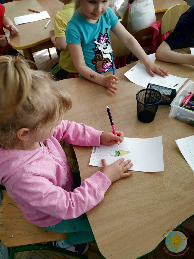Dzieci malują na kartce kredkami - Przedszkole Samorządowe Nr 2 Pod Słonkiem w Białymstoku