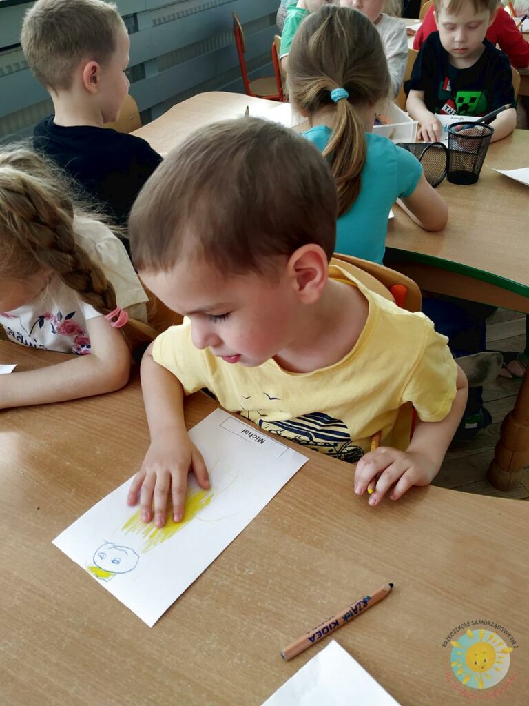 Dzieci malują na kartce kredkami - Przedszkole Samorządowe Nr 2 Pod Słonkiem w Białymstoku