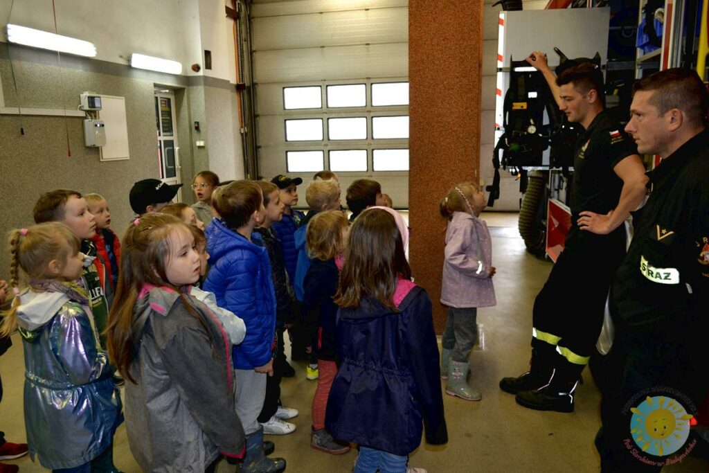 Dzieci odwiedzają straż pożarną - Przedszkole Samorządowe Nr 2 Pod Słonkiem w Białymstoku