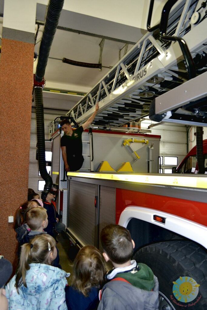 Strażak pokazuje wyposażenie wozu - Przedszkole Samorządowe Nr 2 Pod Słonkiem w Białymstoku