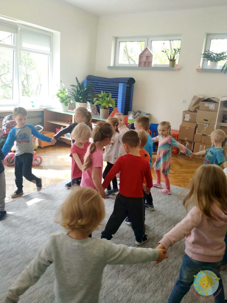 Bawiące się dzieci na dywanie - Przedszkole Samorządowe Nr 2 Pod Słonkiem w Białymstoku