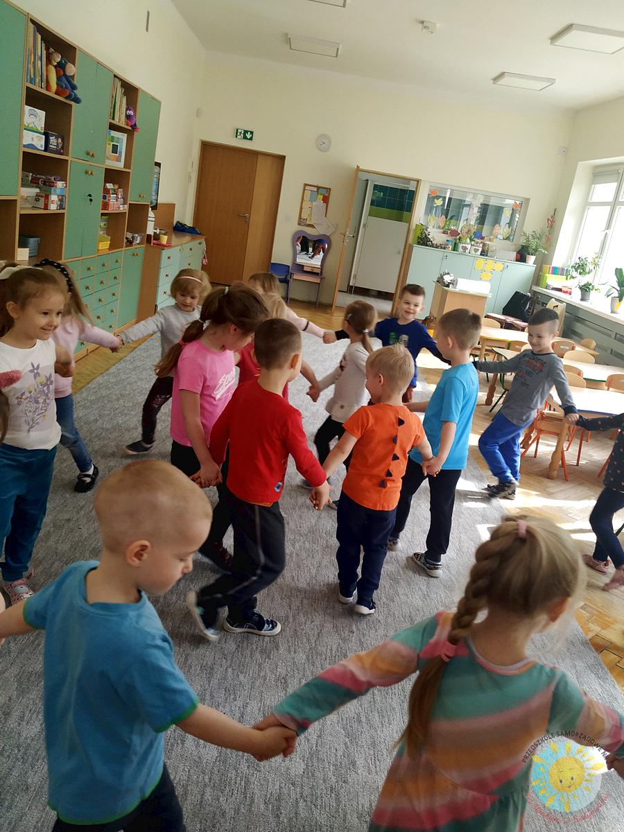 Bawiące się dzieci na dywanie - Przedszkole Samorządowe Nr 2 Pod Słonkiem w Białymstoku