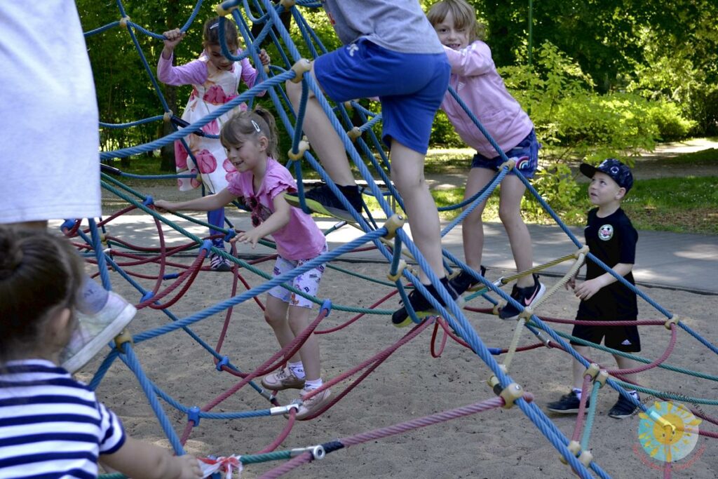 Dzieci bawią się na piramidzie wspinaczkowej - Przedszkole Samorządowe Nr 2 Pod Słonkiem w Białymstoku