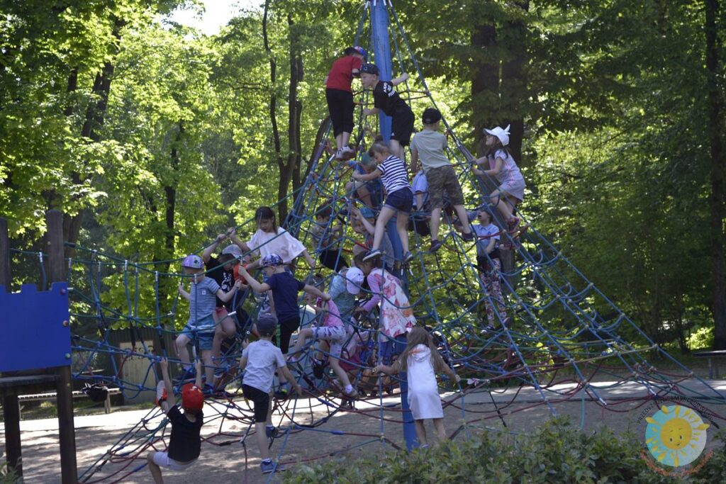Dzieci bawią się na piramidzie wspinaczkowej - Przedszkole Samorządowe Nr 2 Pod Słonkiem w Białymstoku