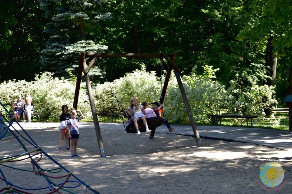 Dzieci bawią się na huśtawce - Przedszkole Samorządowe Nr 2 Pod Słonkiem w Białymstoku