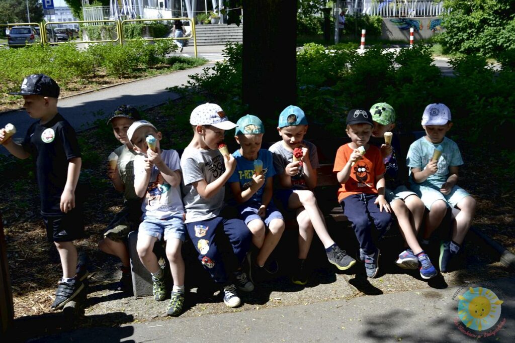Dzieci jedzą lody - Przedszkole Samorządowe Nr 2 Pod Słonkiem w Białymstoku