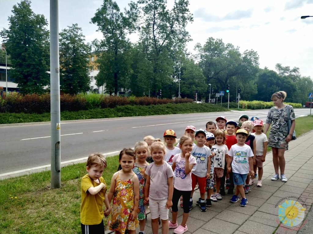 Dzieci stoją na chodniku - Przedszkole Samorządowe Nr 2 Pod Słonkiem w Białymstoku
