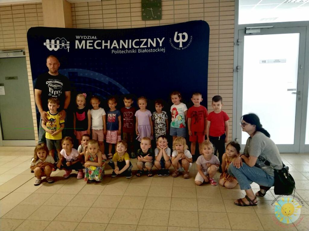 Dzieci pozują do zdjęcie - Przedszkole Samorządowe Nr 2 Pod Słonkiem w Białymstoku